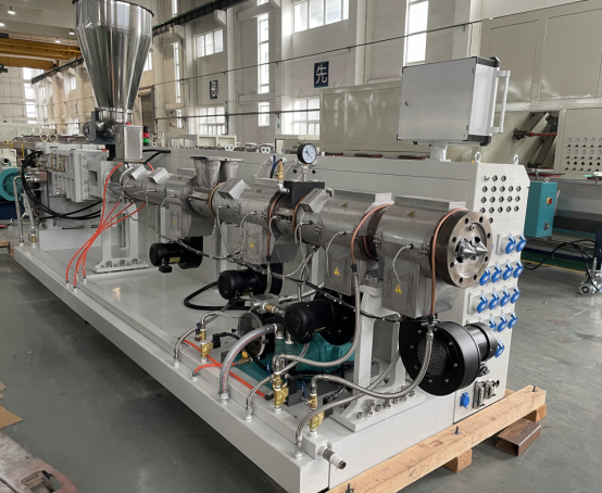 Rudaí a Dhéanann Líne Easbhrúite Píobáin Plaisteacha